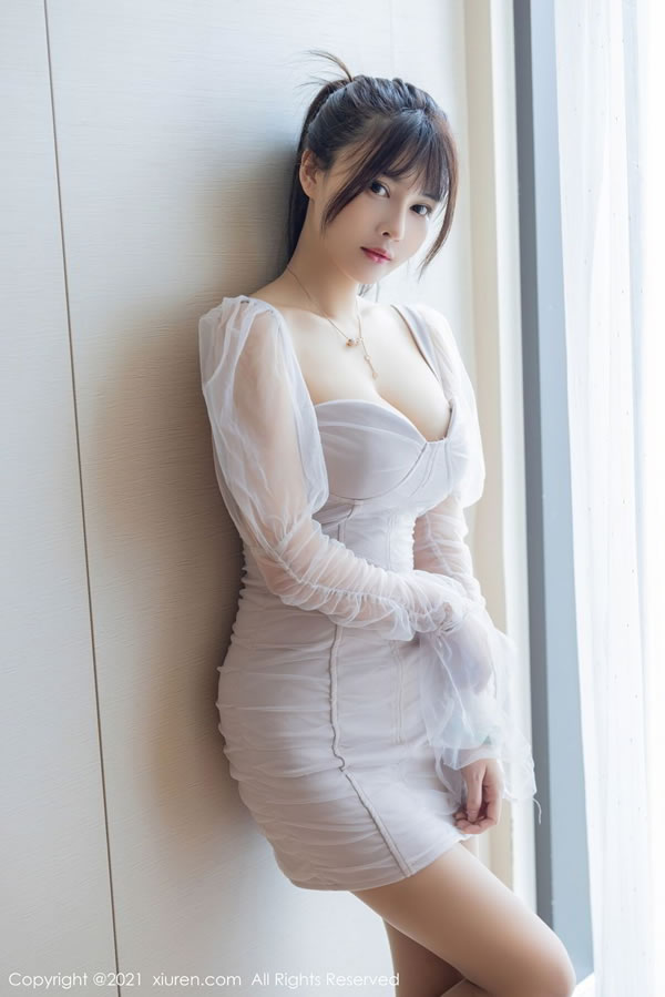 美女萌奈子深V抹胸礼裙朦胧丝袜酥胸丰满
